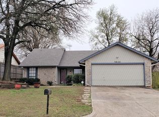9820 Crest Dr, Midwest City, OK 73130