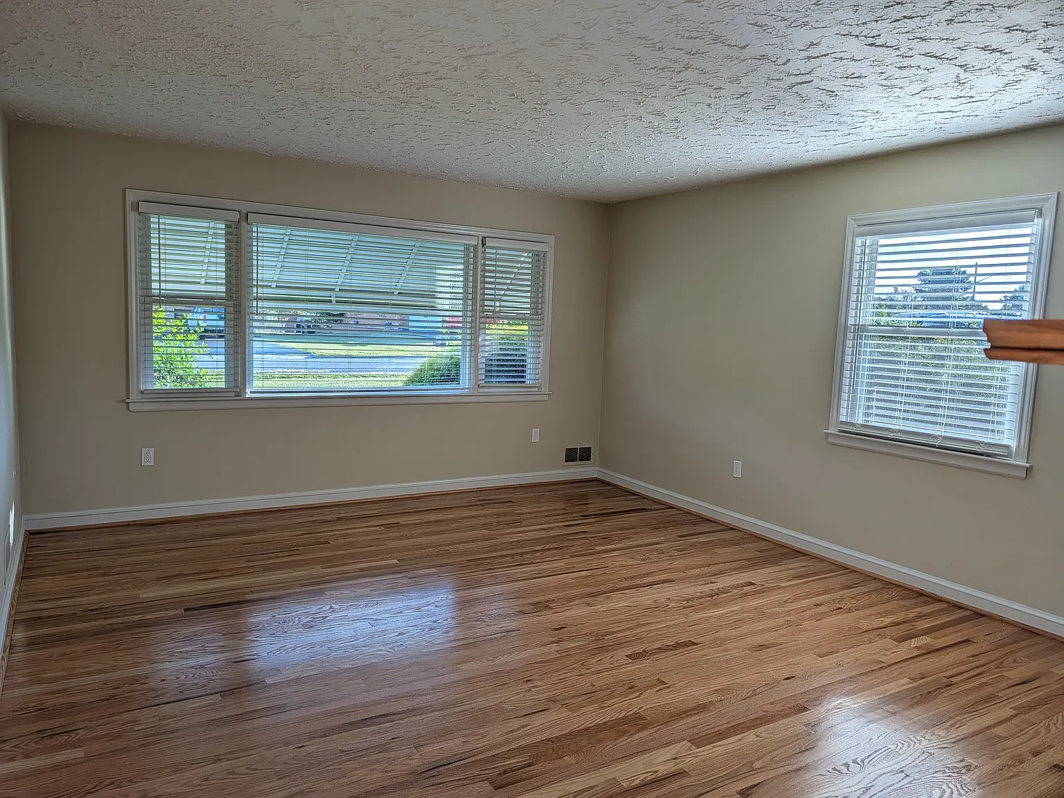 3 bed, 1.5 bath, 1995 sqft, $1,995 — Photo 3