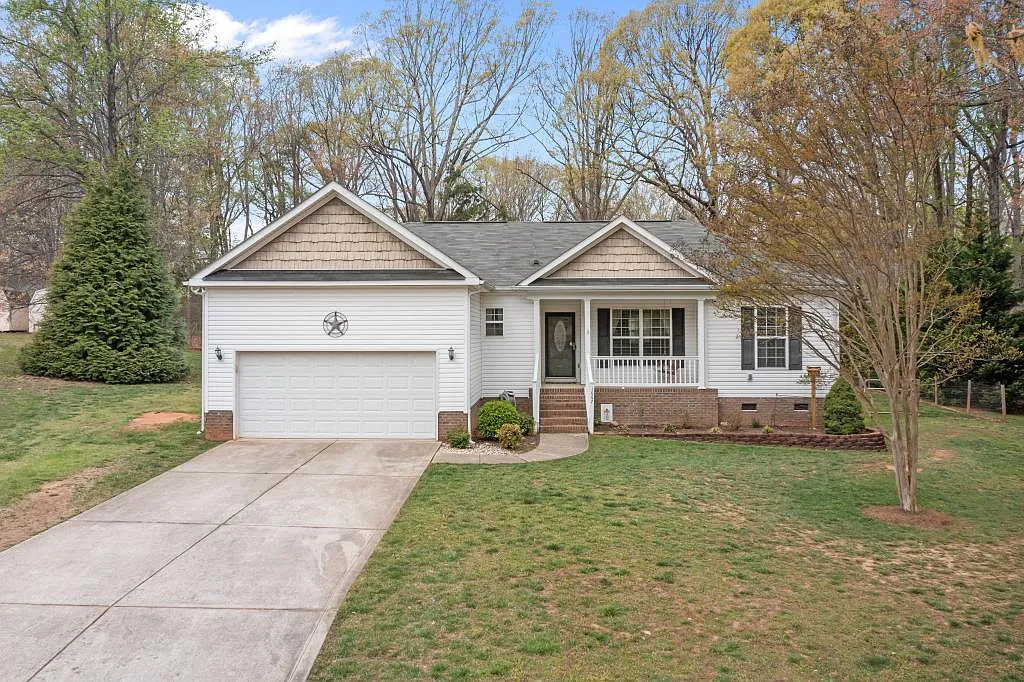 1667 Warwick Ct — Photo 2