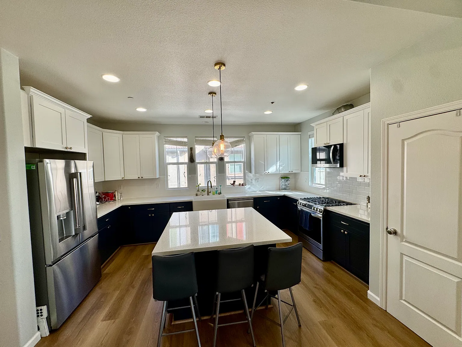 4 bed, 2000 sqft, $4,795 — Photo 2