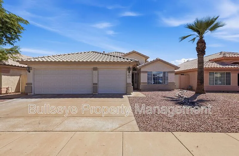 4 bed, 2.0 bath, 1899 sqft, $2,900 — Photo 2