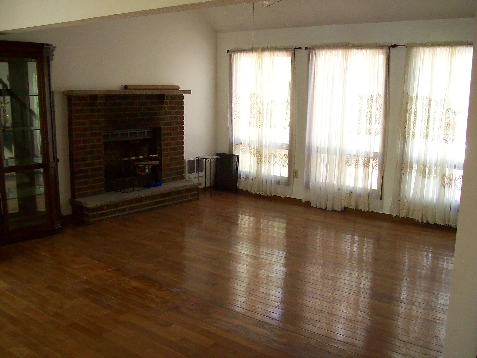 3 bed, 2290 sqft, $2,200 — Photo 4