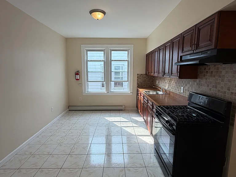 21 Robert Pl #2R — Photo 3