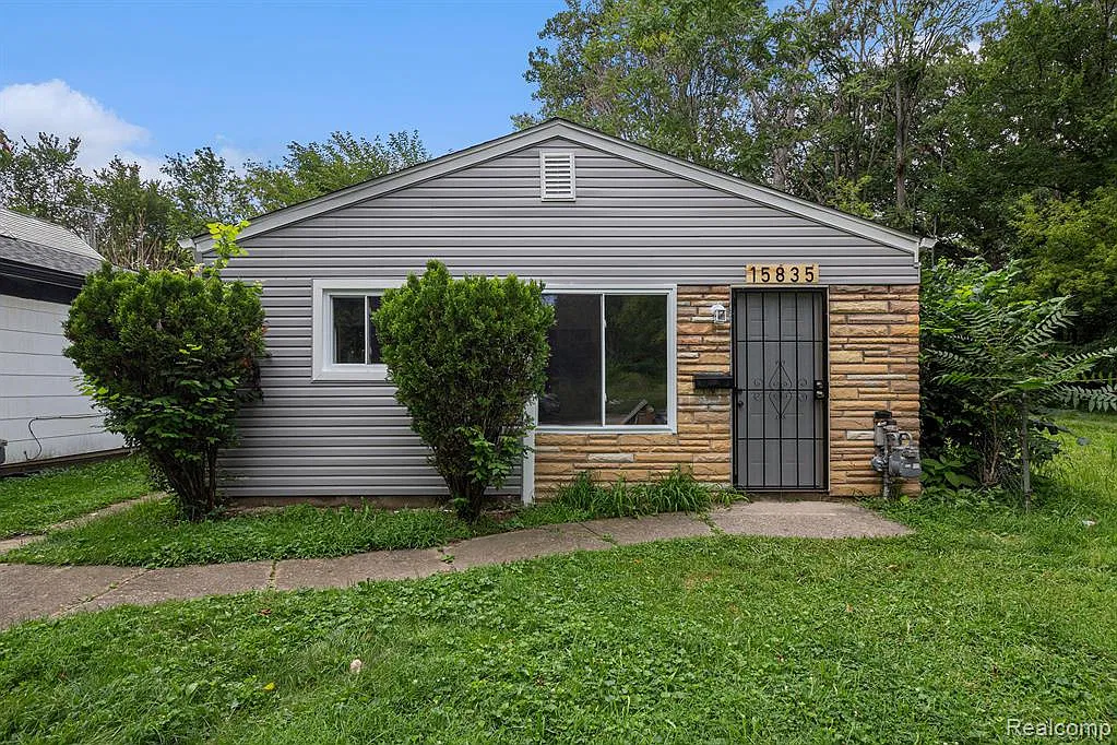 3 bed, 918 sqft, $1,300 — Photo 1