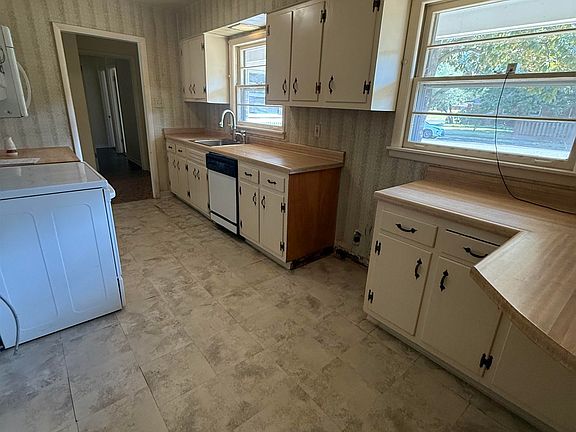 5th image of 365 Leonora Dr