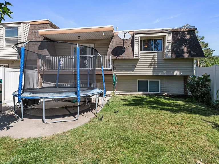 553 N 200 W — Photo 37