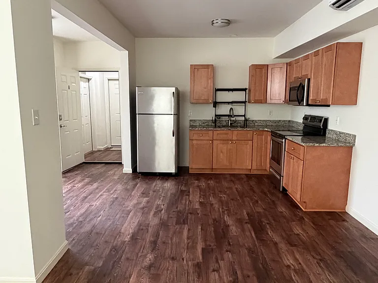 551 Irving Ave #A-B — Photo 2