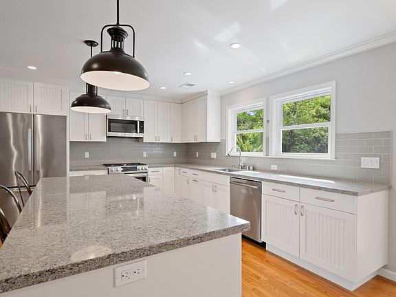 4th image of 527 La Casa Ave