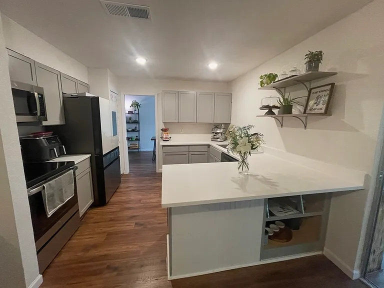 8214 Banbury Dr — Photo 15