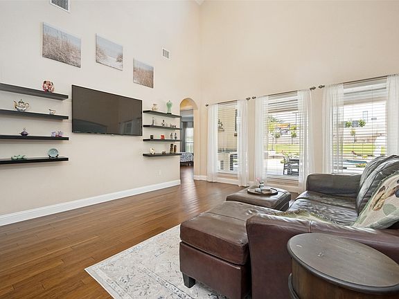 5th image of 2501 Oak Bluff Dr