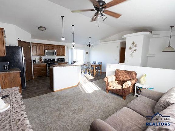 3rd image of 752 Bear Tooth Ct