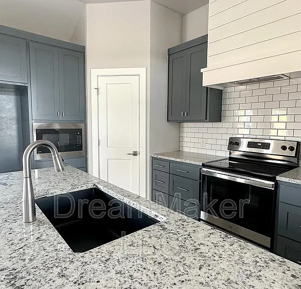 5329 E Maple Rd — Photo 2