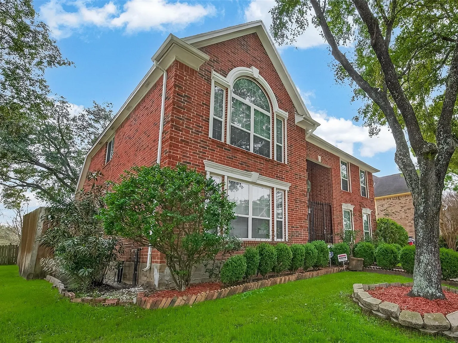 4 bed, 2.5 bath, 2789 sqft, $2,500 — Photo 2