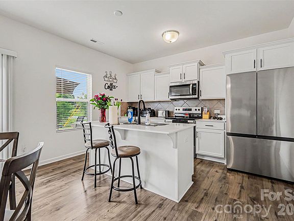 2nd image of 1215 Zettie Ave