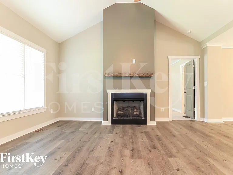 321 Spring Ridge Dr — Photo 2