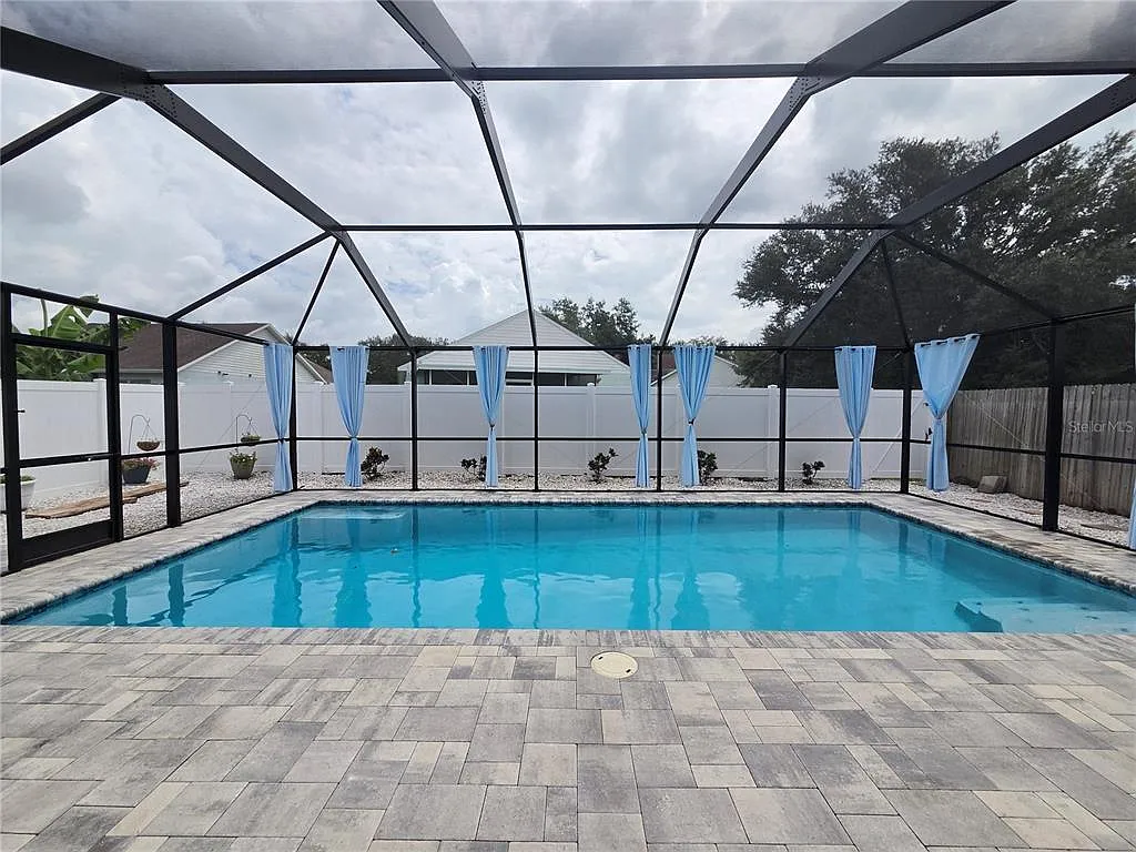 3 bed, 2.0 bath, 1874 sqft, $2,999 — Photo 2
