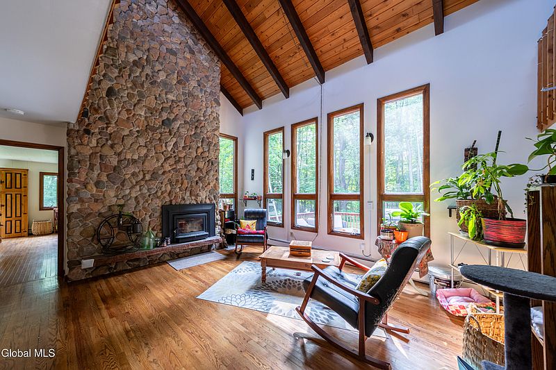 5th image of 588 Bagdad Road