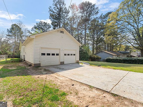 3rd image of 528 Raintree Dr