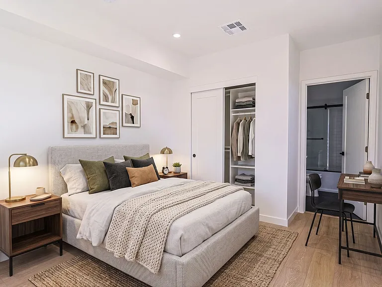 1227 N June St — Photo 31