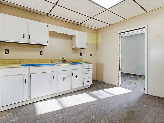 5th image of 399 Cherry St