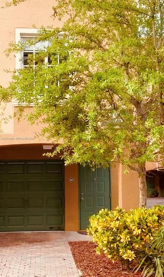 Aventi At Aventura Condo — Photo 1