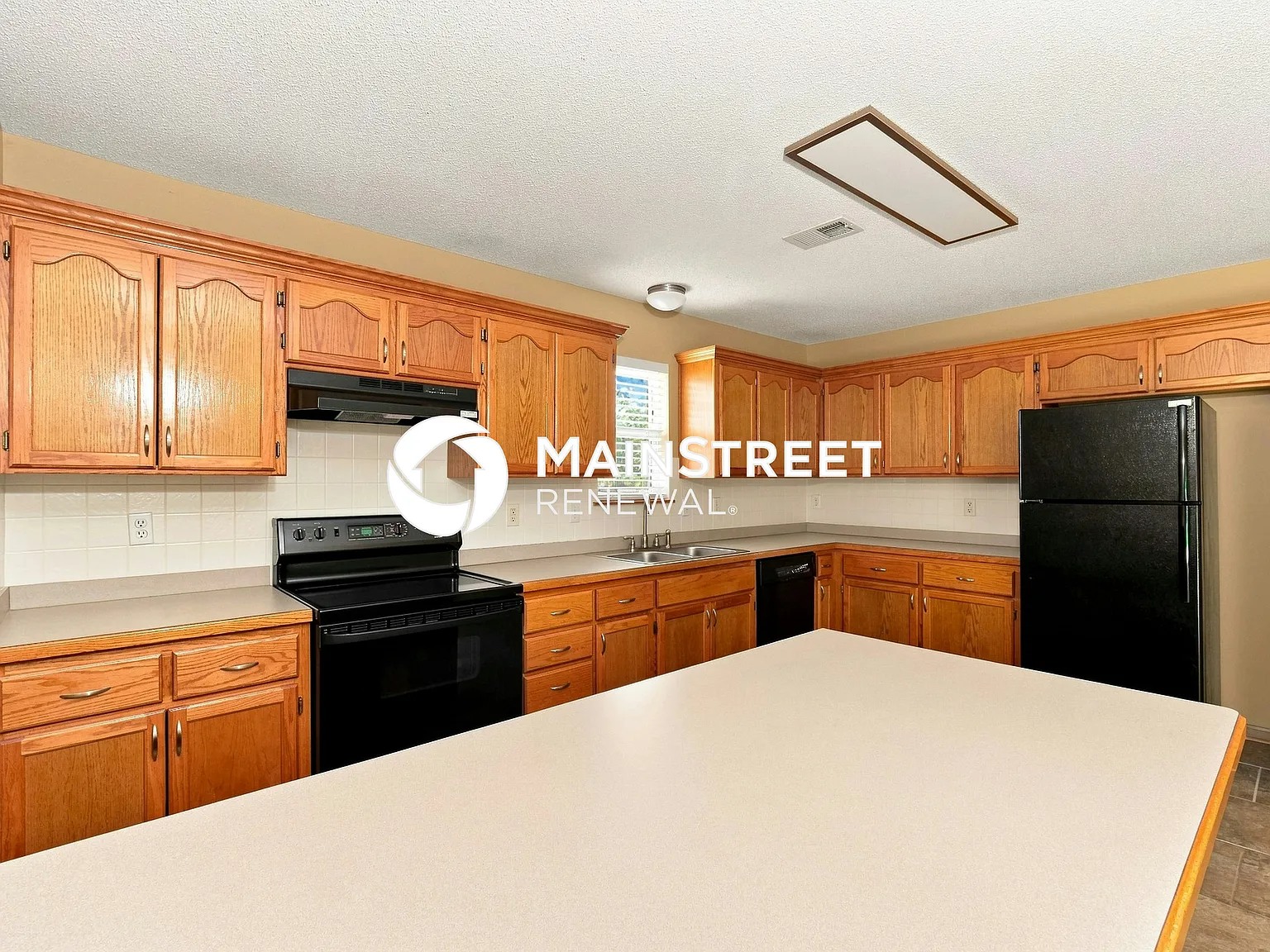 310 E Elm St — Photo 4