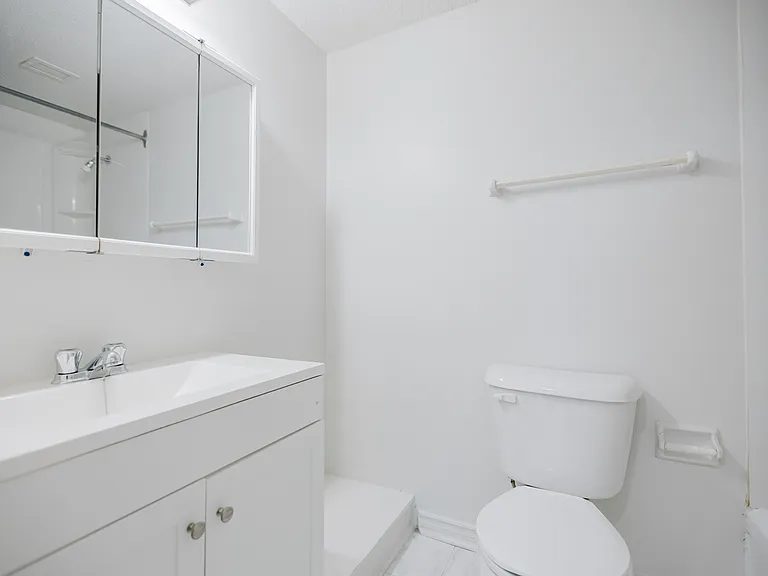 370 Forest St — Photo 5
