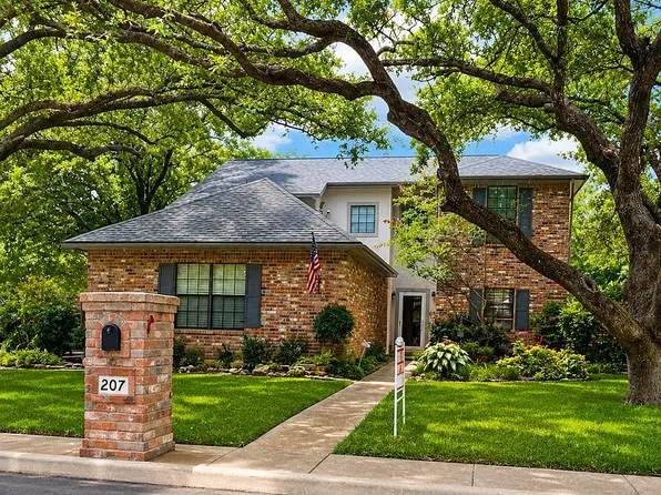 207 Sunnyland Dr, Castroville, TX 78009