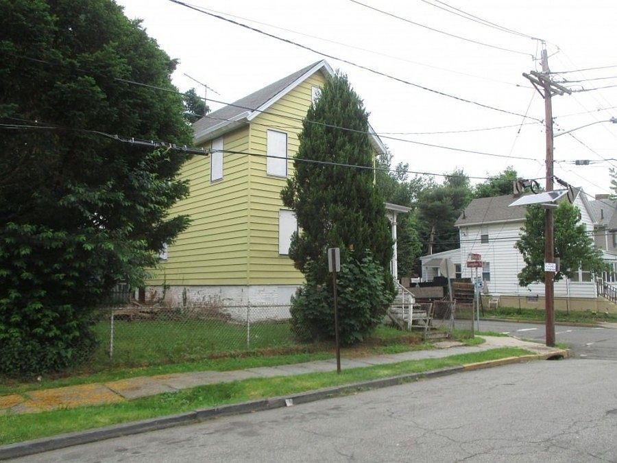2nd image of 558 Beach St