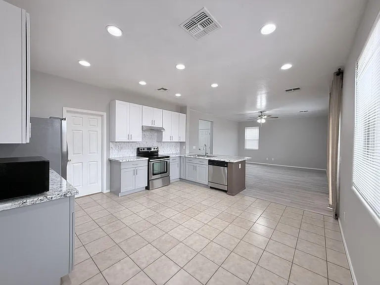 6830 S 70th Dr — Photo 3