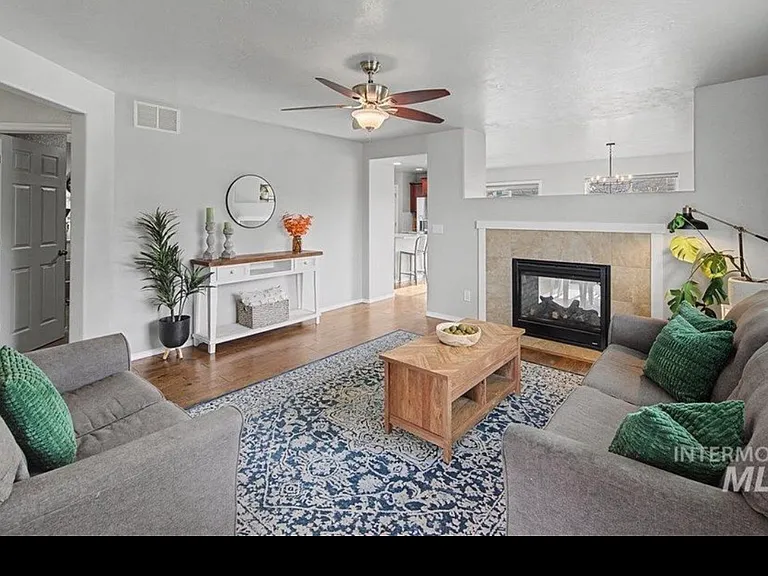 681 W Archerfield St — Photo 2
