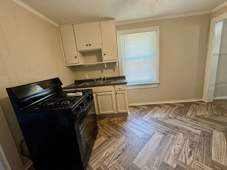515 Costner St — Photo 11