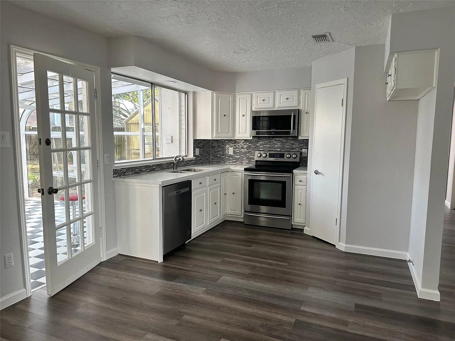 3 bed, 2.0 bath, 1398 sqft, $2,050 — Photo 4