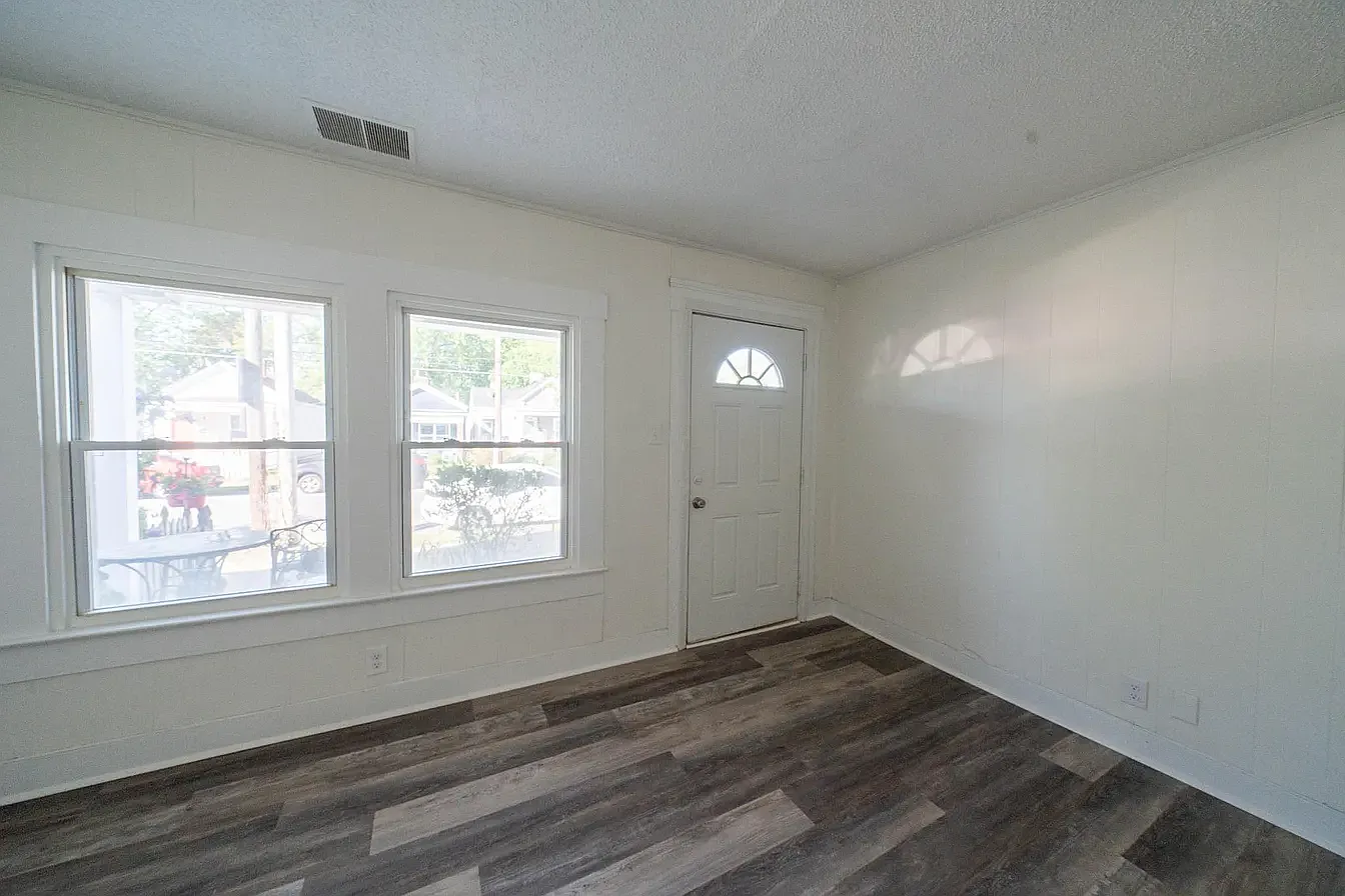 837 E Burnett Ave — Photo 2