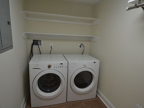LL 1 bed with yard $1895 for Sept move in