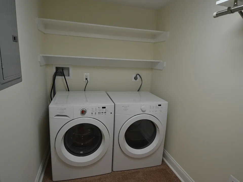 LL 1 bed with yard $1895 for Sept move in