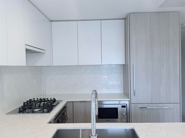 2 bedroom rental in Surrey — photo 5