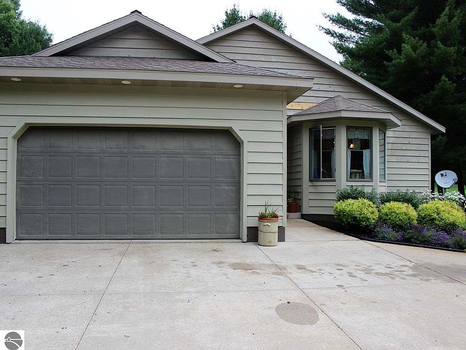 1st image of 620 White Pine Dr