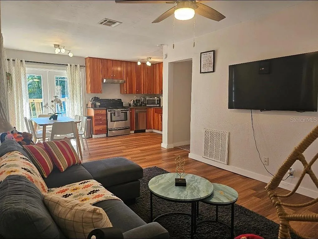 3 bed, 1.0 bath, 884 sqft, $1,999 — Photo 2