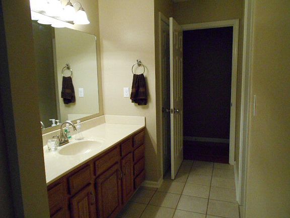3rd image of 400 Calumet Ln
