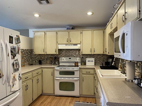 4th image of 548 N High School Ave