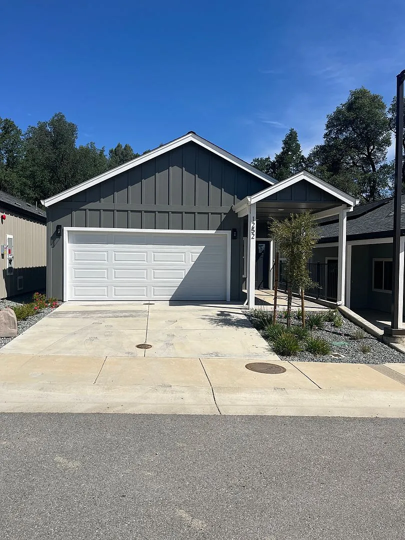 Brand New Build on Old Alturas - ALL Electric with City of Redding Solar! — Photo 1