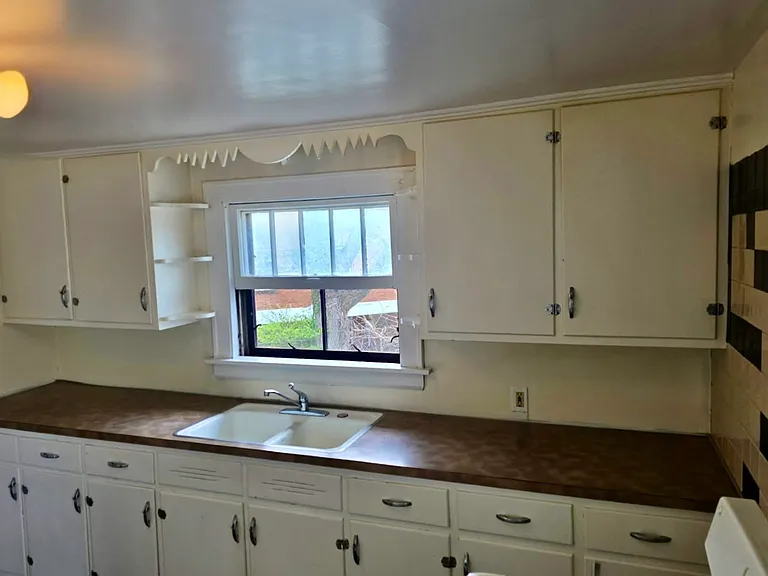 1404 Eastwood Ave — Photo 4