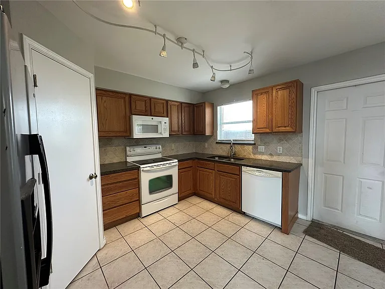 2112 Westwood Dr — Photo 4