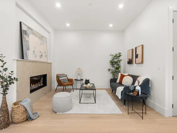 1822 E 14th Ave #2, Vancouver, BC V5N 2E2