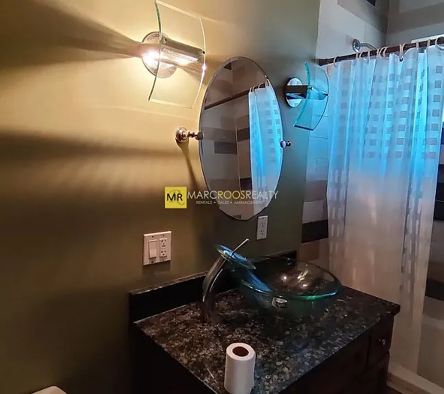 8 Strathmore Rd #4B — Photo 2