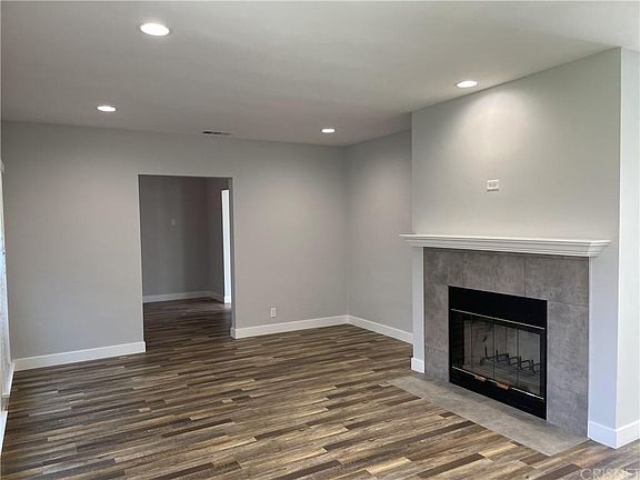 4th image of 6824 Tobias Ave