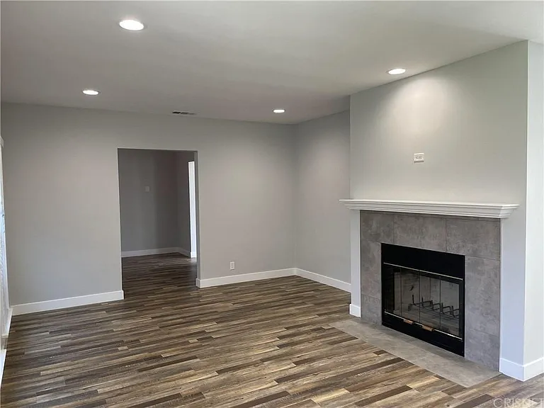 6824 Tobias Ave — Photo 4
