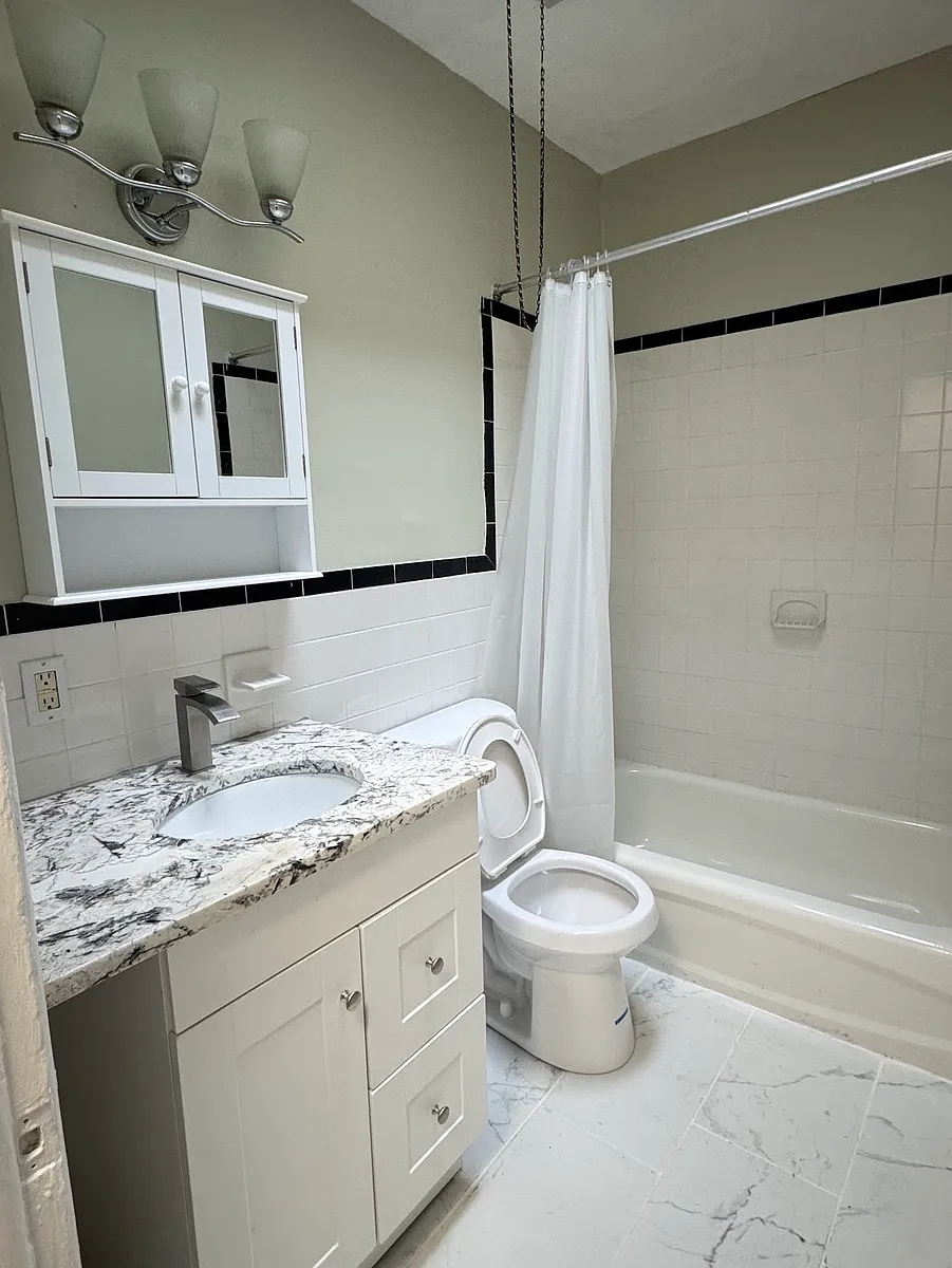 bathroom - 4325 Sansom St #3