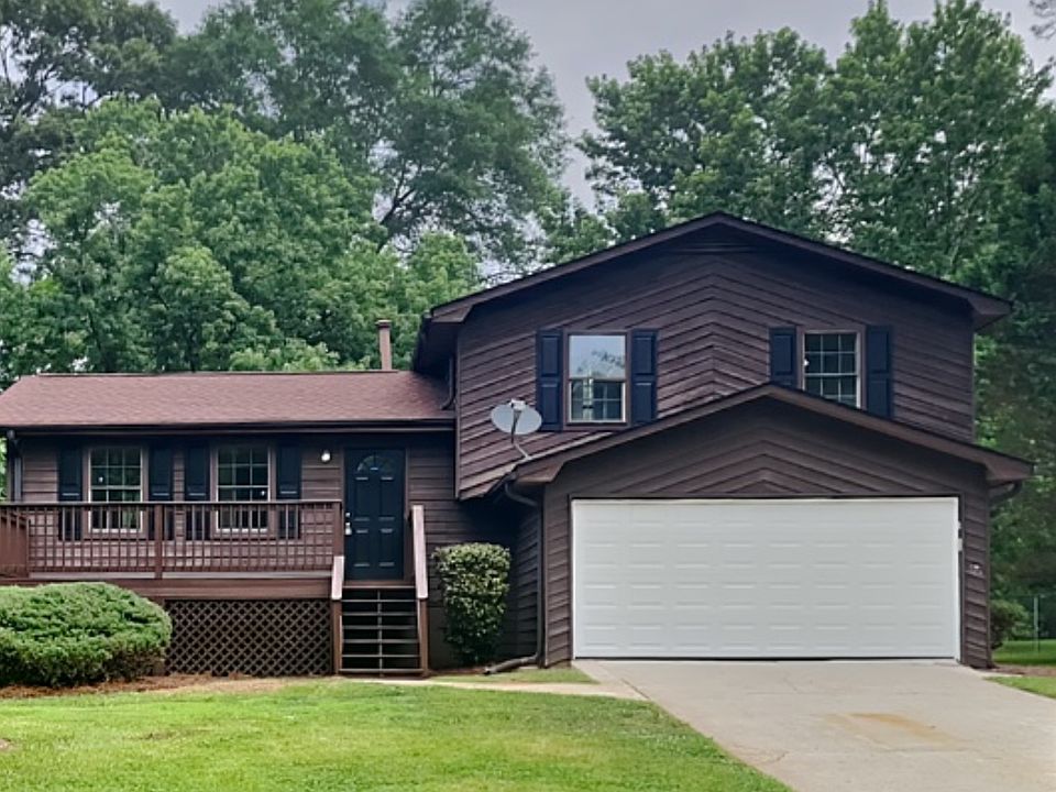 1st image of 210 Carriage Cir